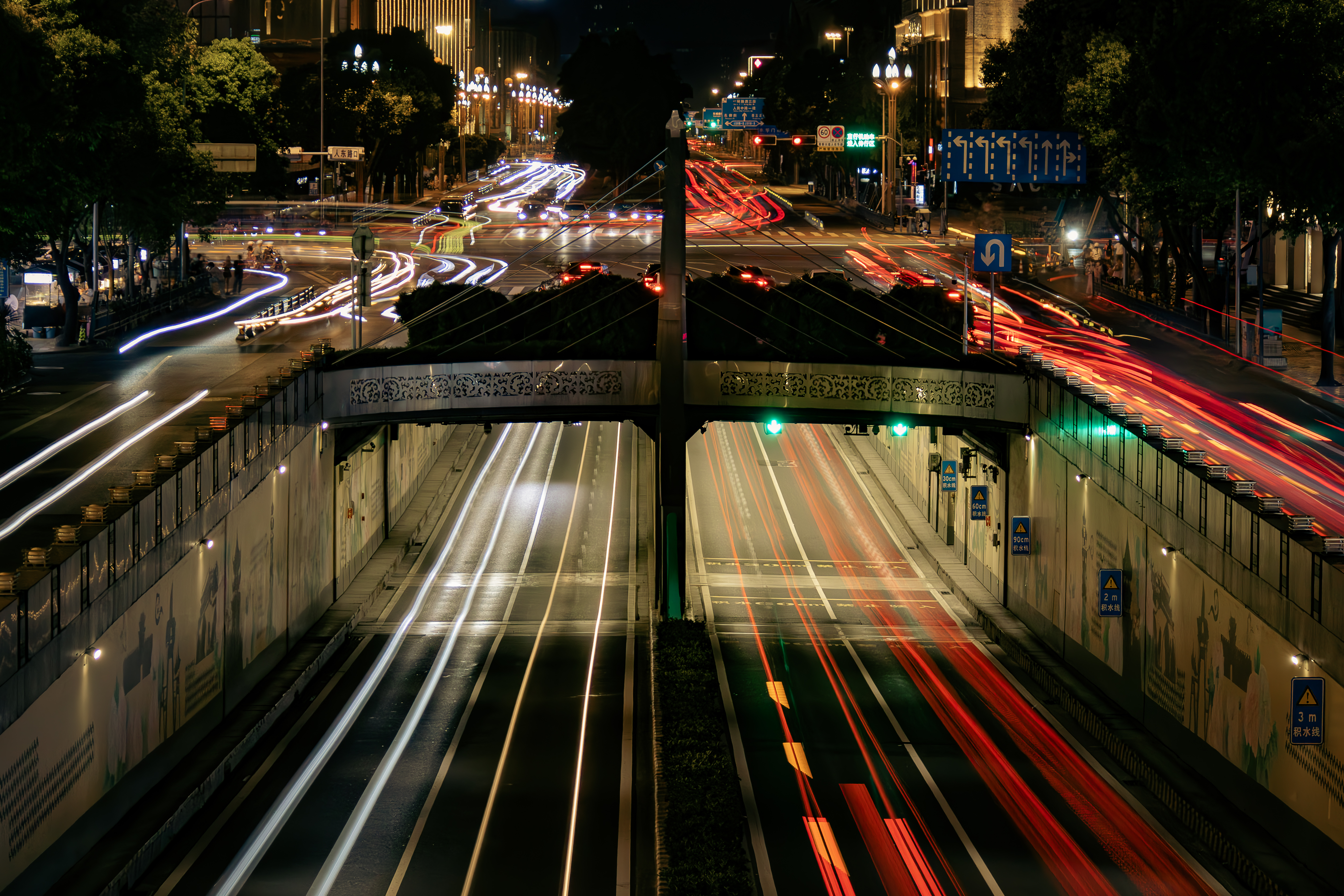 夜晚城市道路上的车流光轨