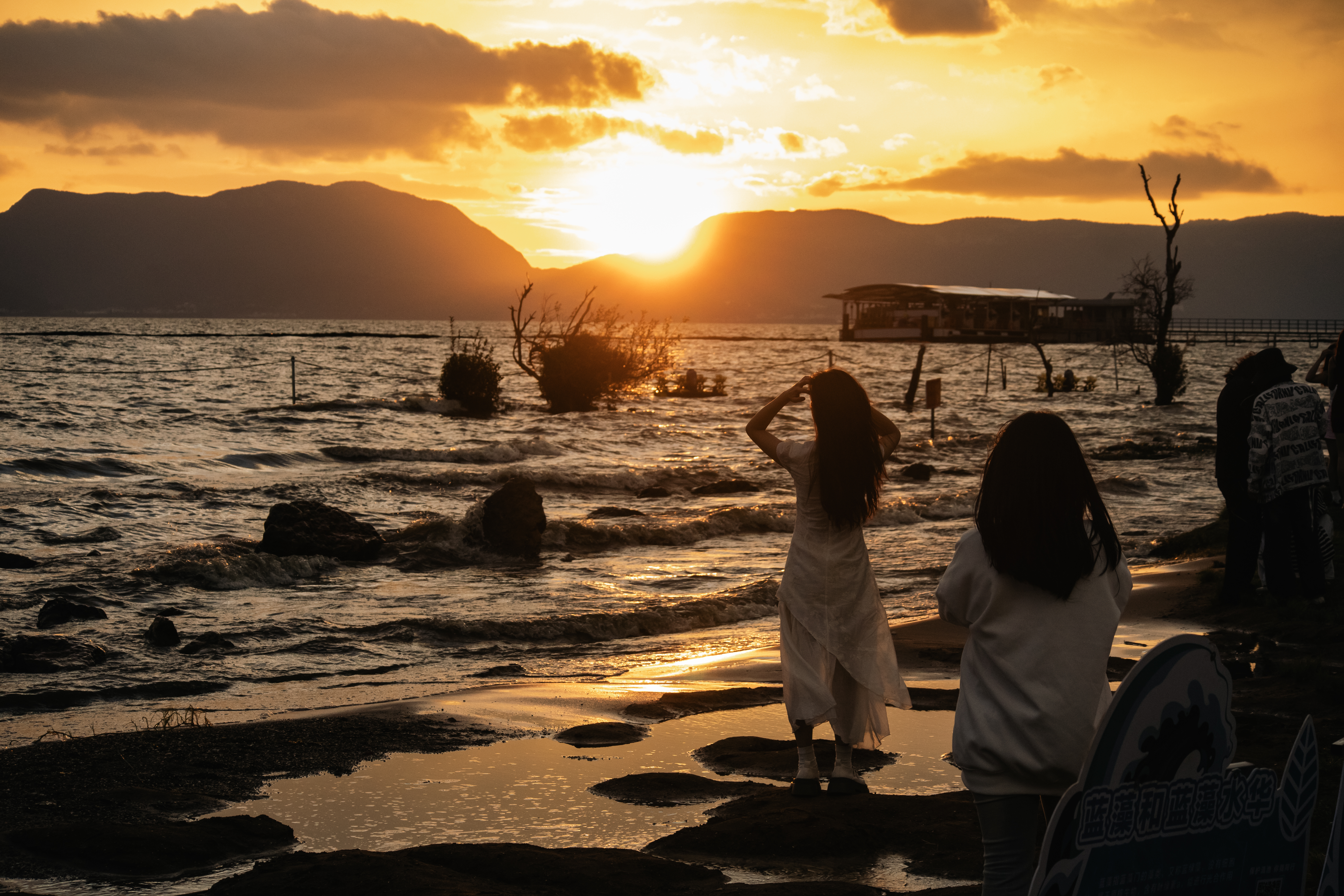 海边落日与人群