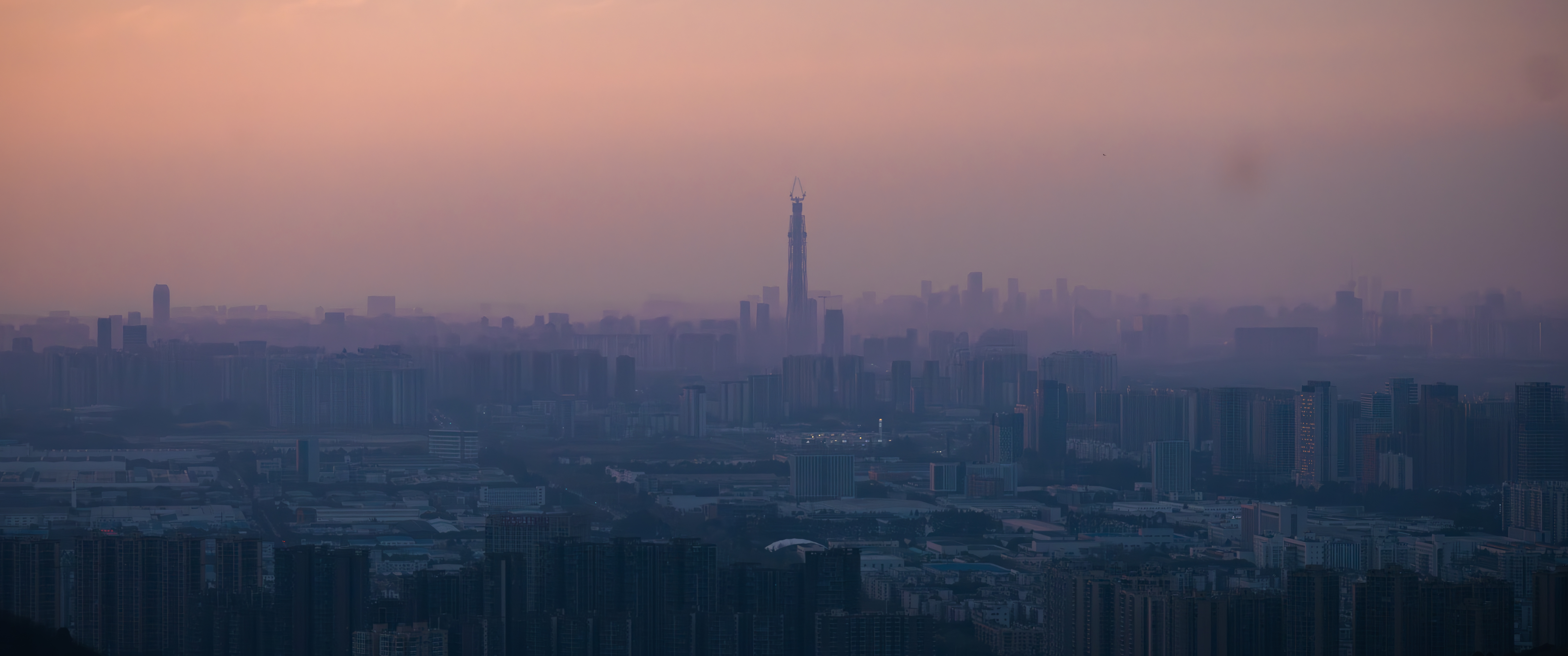 薄雾中的城市天际线
