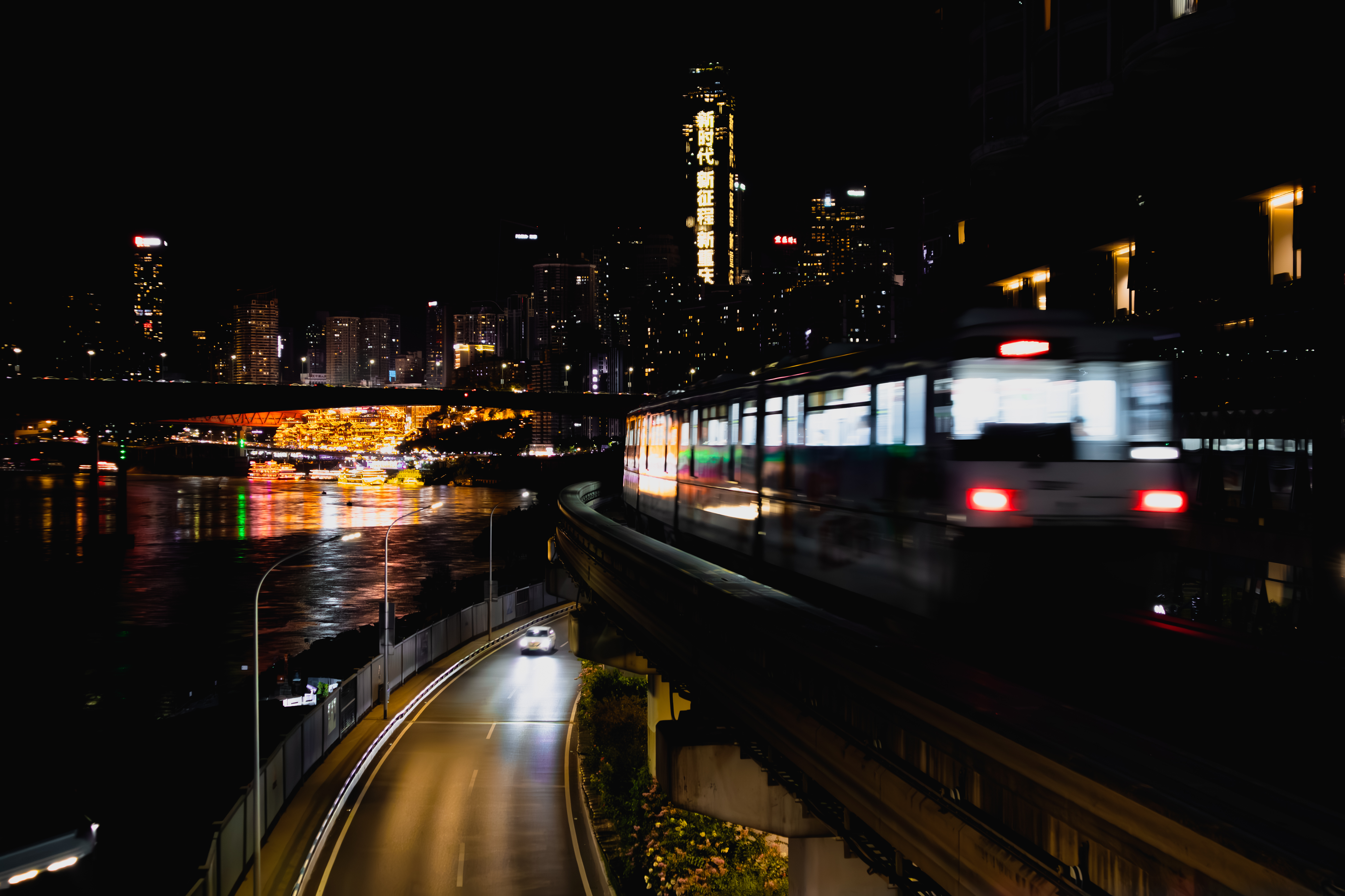 夜雨中的城市轨道与列车